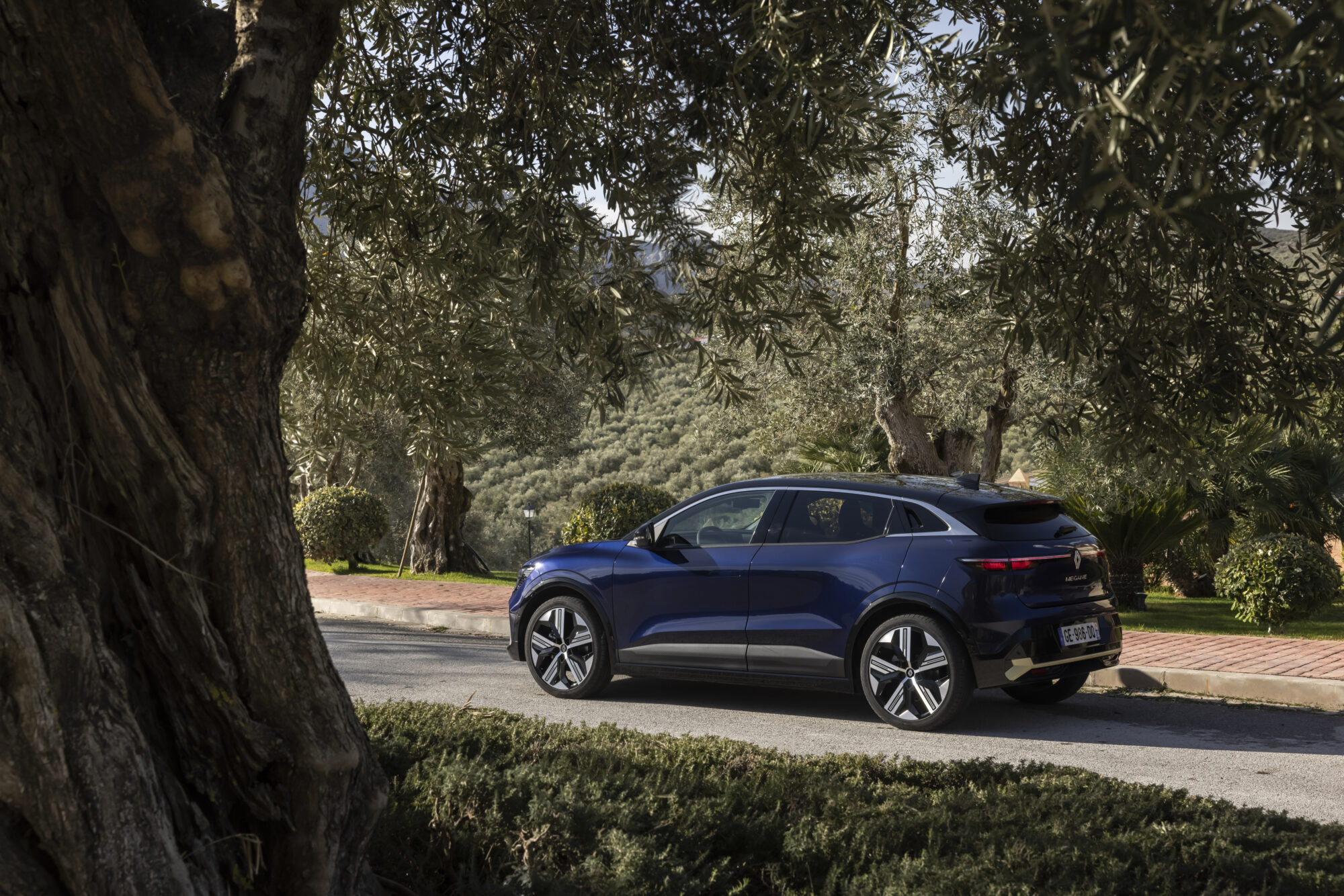 All-New Renault MEGANE E-TECH Electric - Iconic Version - Midnight Blue - Drive tests