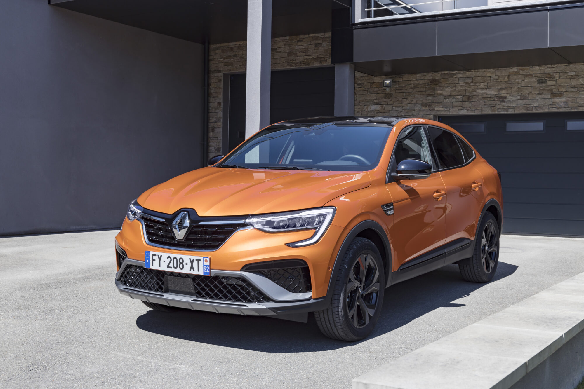 2021 - New Renault ARKANA E-TECH test-drives
