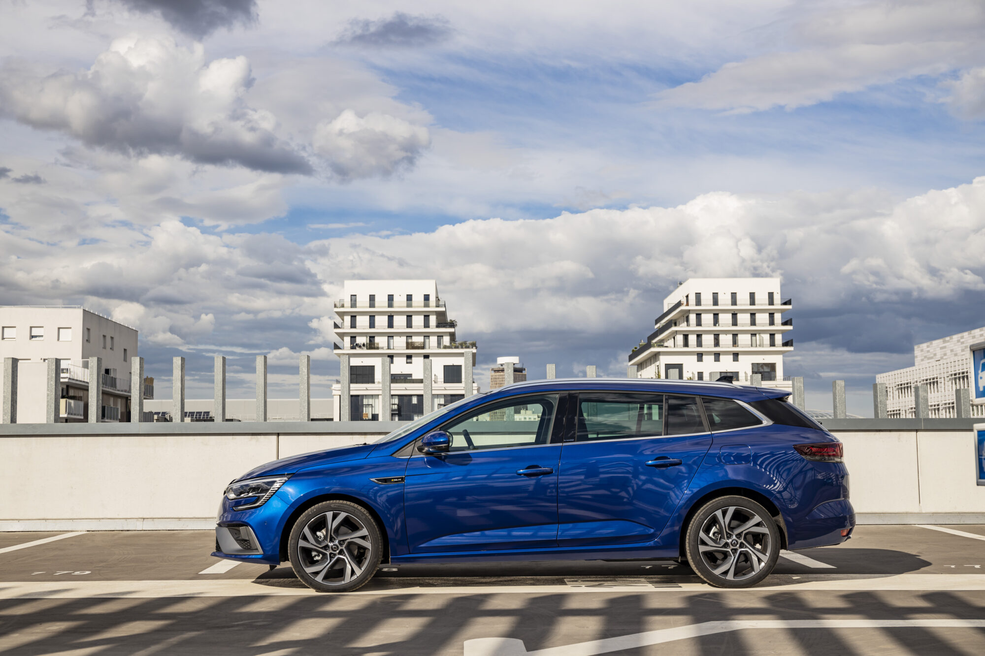 2020 - New Renault MEGANE E-TECH Plug-in tests drive