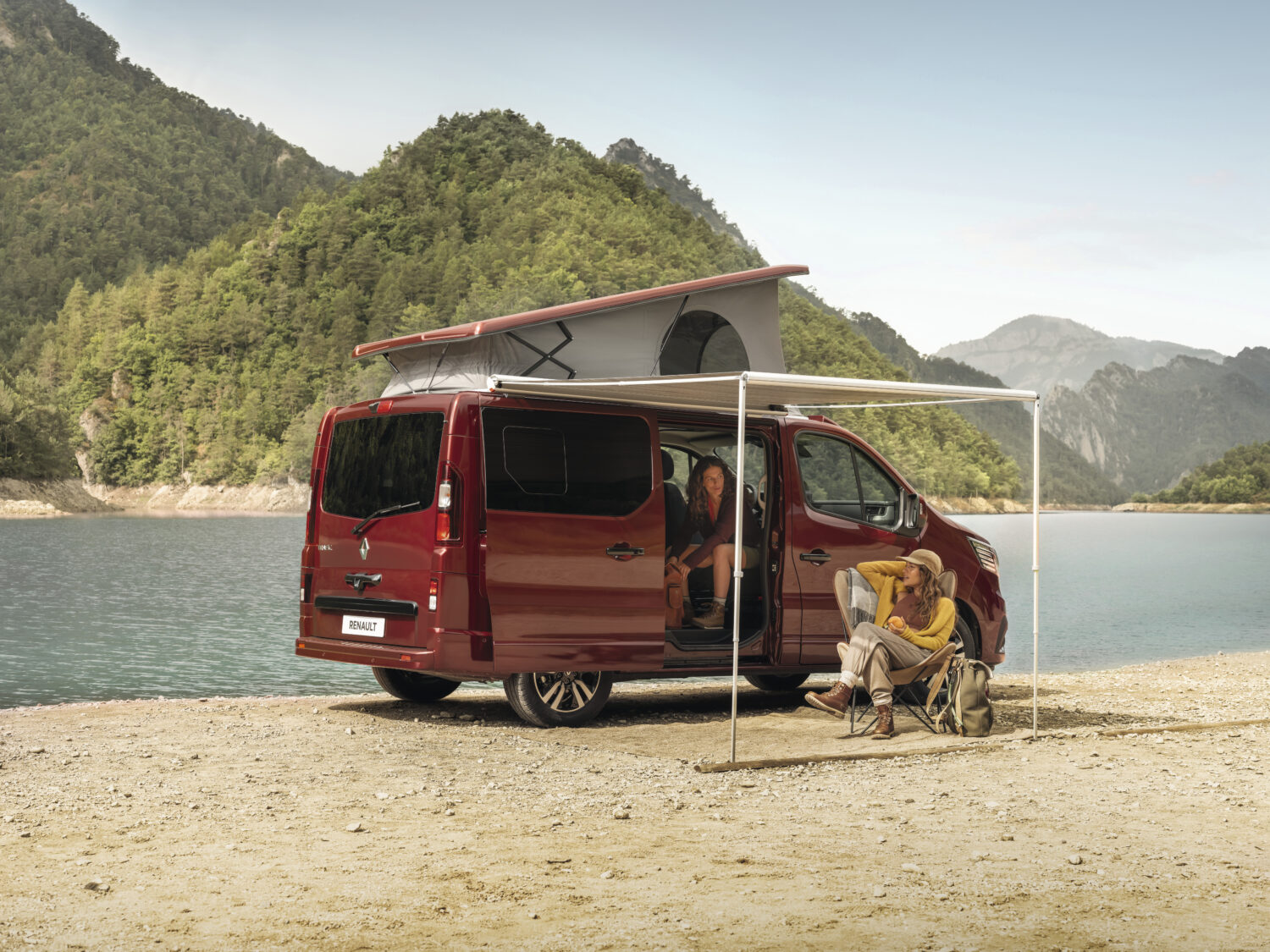 2022 - Story - All-new Renault Trafic SpaceNomad: your place in the sun